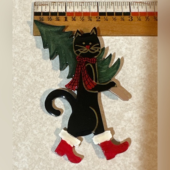 Christmas black cat holding a christmas tree pin - Picture 2 of 4
